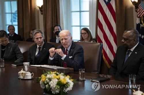 바이든 대통령(가운데)과 블링컨(좌), 오스틴(우) 장관