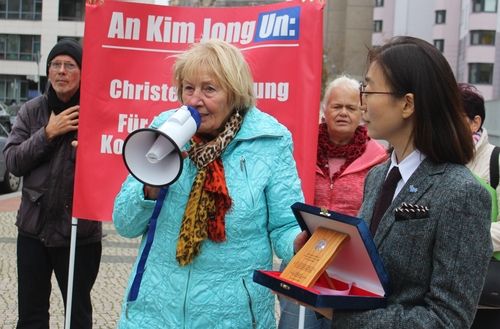 "한국인 억류자 석방하라"…독일인들 10여년간 북한대사관 앞 시위
