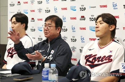 쿠바와 평가전 앞두고 인터뷰하는 류중일 감독