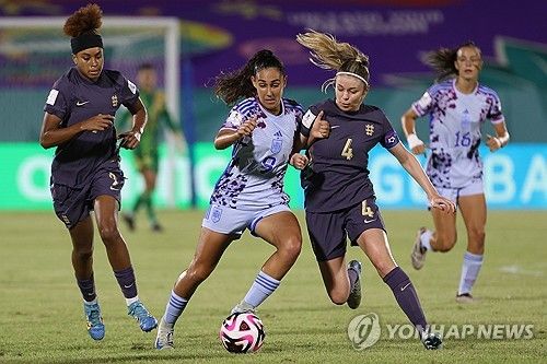 스페인(흰색 유니폼)과 잉글랜드의 U-17 여자 월드컵 준결승 경기 장면