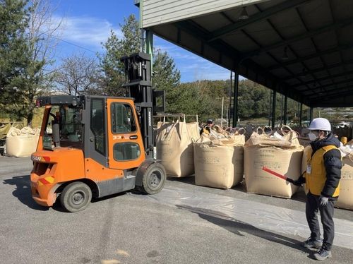 가루 쌀 매입하는 장면