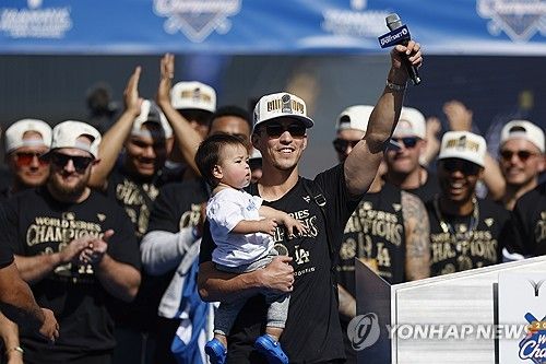 1일(현지시간) LA 다저스의 우승 축하행사에서 아기를 안은 채 팬들에게 인사하는 토미 현수 에드먼