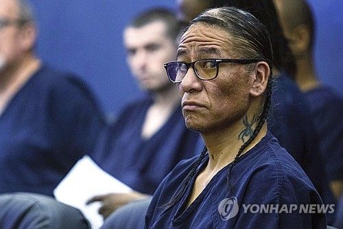 지난해 4월 법원에 나온 네이선 체이싱 호스