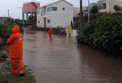 1일 오후 제주시 애월읍 도로 침수 현장