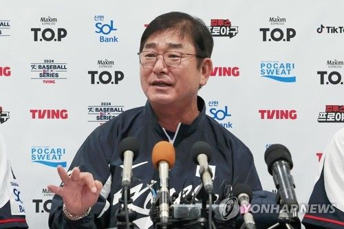 인터뷰하는 류중일 감독