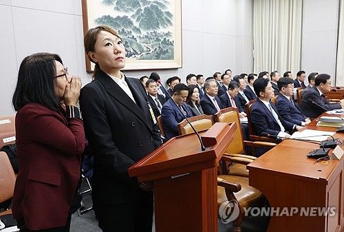 법률대리인과 대화하는 강혜경 씨