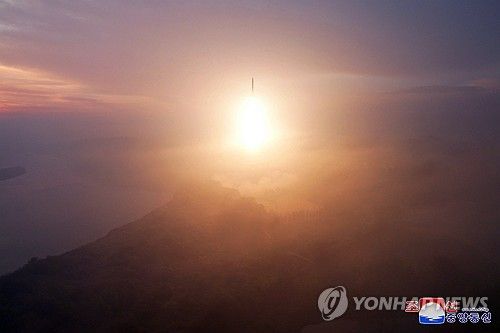 북한, 최신형 ICBM '화성포-19형' 시험발사 성공...김정은 참관