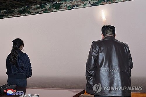북한, 최신형 ICBM '화성포-19형' 시험발사 성공...김정은 참관