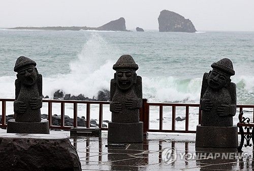 거센 파도 몰아치는 제주