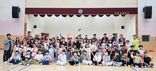 인제대가 마련한 김해권역 초등학교 하키교실