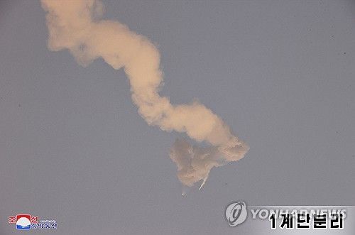 북한, 최신형 ICBM '화성포-19형' 시험발사 성공...김정은 참관