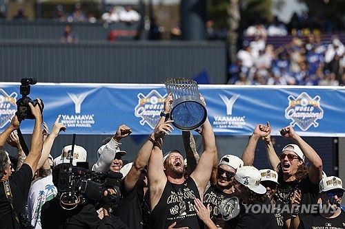 월드시리즈 우승 축하행사에서 트로피 들고 기뻐하는 클레이턴 커쇼와 다저스 선수들