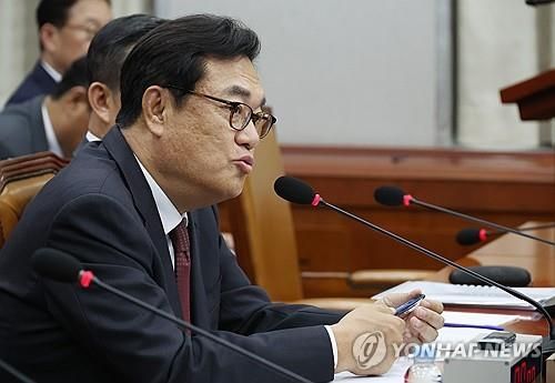 의원 질의에 답변하는 정진석 비서실장