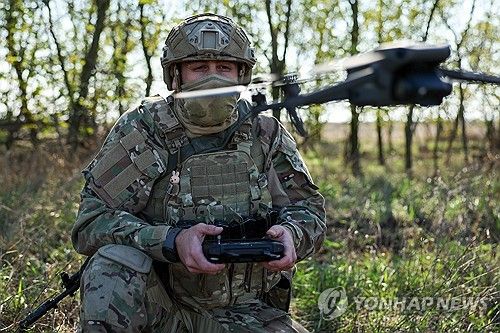 헤르손에서 드론 날리는 러시아군 병사