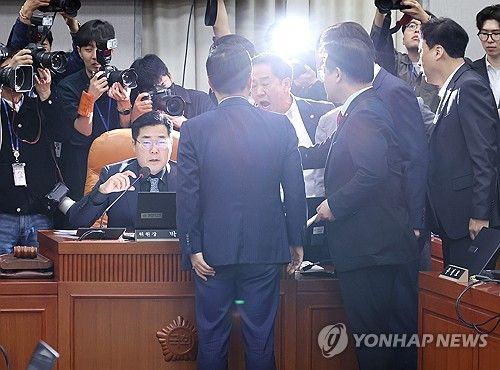 항의하는 여당 의원들