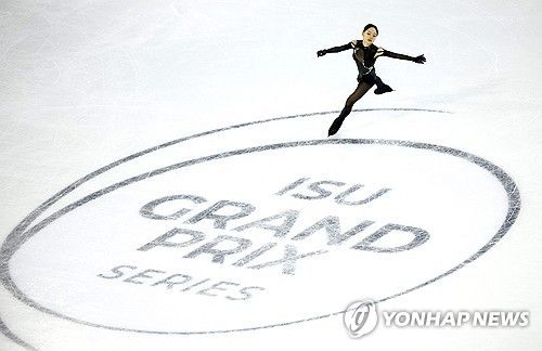 ISU 피겨 시니어그랑프리 3차 대회 쇼트프로그램 연기를 펼치는 김채연