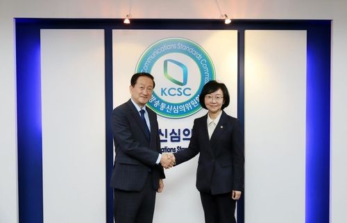 류희림 방심위원장(왼쪽)과 오유경 식약처장