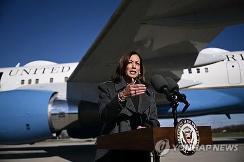 기자 회견하는 해리스