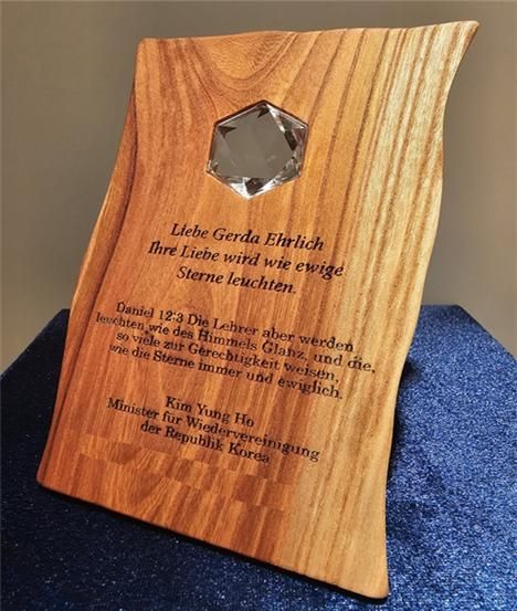 한국인 억류자 석방 촉구 집회 참가한 독일인들에게 전달된 통일부 장관의 감사패