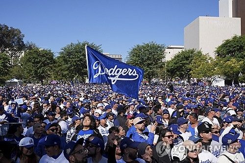 LA 시내를 가득 메운 다저스 팬들의 인파