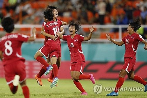 U-17 여자 월드컵 준결승에서 미국 제압한 뒤 기뻐하는 북한 선수들