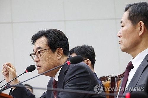 의원 질의에 답변하는 정진석 비서실장