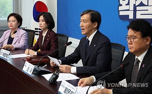 '탄추위' 회의서 발언하는 조국 대표