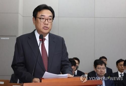 업무보고하는 정진석 비서실장