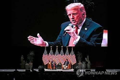 보수논객 터커 칼슨과 공개 인터뷰를 진행하는 트럼프