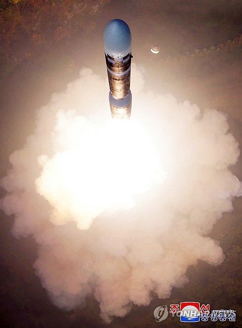 북한, 최신형 ICBM '화성포-19형' 시험발사 성공...김정은 참관