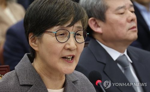 답변하는 권태선 방문진 이사장