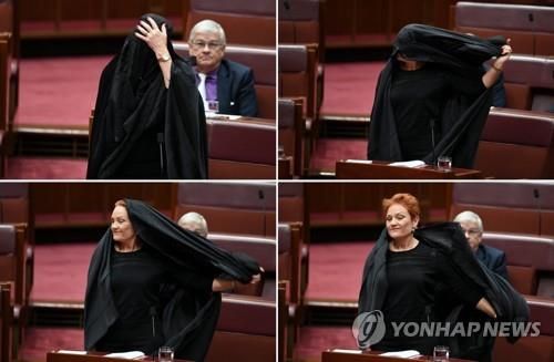 의회에서 부르카를 벗는 폴린 핸슨