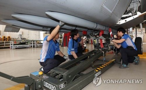 미티어 중거리 공대공미사일 장착하는 정비사들