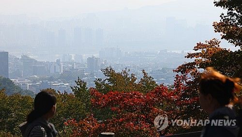 알록달록 단풍과 무채색 도시