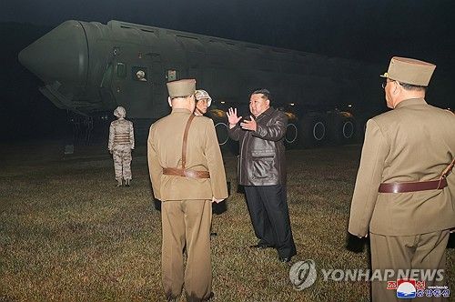북한, 최신형 ICBM '화성포-19형' 시험발사 성공...김정은 참관