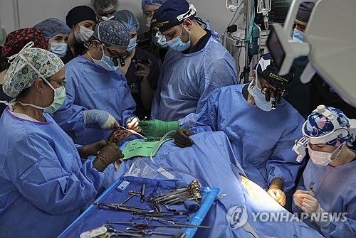 얼굴 재건 수술을 받는 우크라이나 군인. [EPA=연합뉴스 자료사진. 재판매 및 DB 금지]