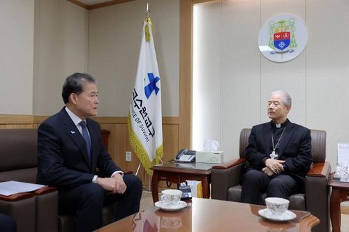 김영호 통일부 장관(왼쪽)과 이용훈 주교(오른쪽)
