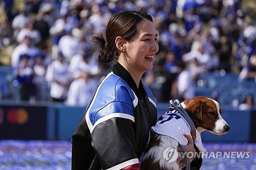1일(현지시간) LA 다저스 우승 축하행사에 참석한 오타니 아내 다나카 마미코