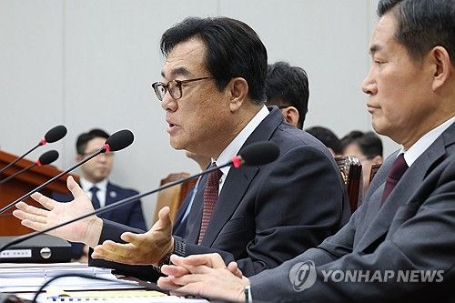 의원 질의에 답변하는 정진석 비서실장