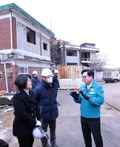 올해 1월 노량진재정비촉진구역 주택재개발정비사업 현장을 방문한 박일하 구청