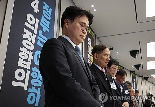 묵념하는 임현택 대한의사협회 회장