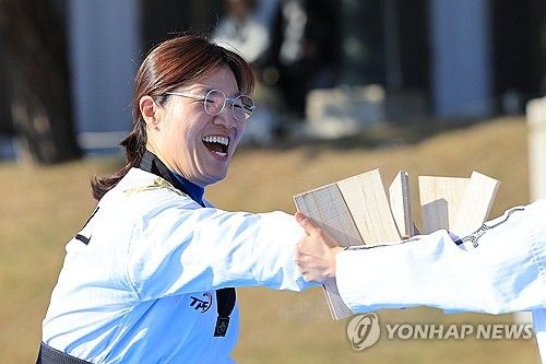 장미란 차관의 송판 격파