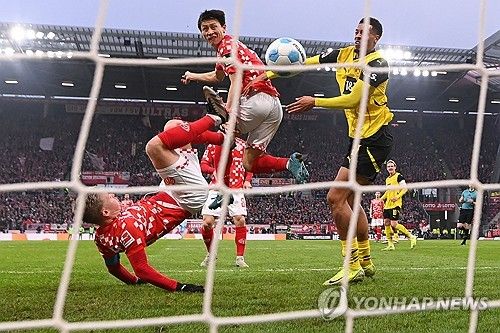 헤더로 득점에 성공하는 마인츠의 이재성