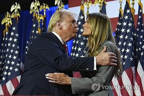  트럼프 대통령 당선인(왼쪽)과 부인 멜라니아 트럼프 여사