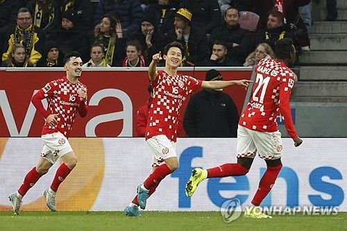 골세리머니를 펼치는 이재성