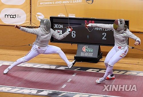 전하영(왼쪽)과 루시아 마르틴 포르투게스의 결승전 모습