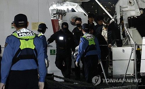 이송되는 침몰 금성호 실종자 추정 시신