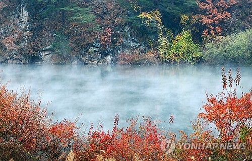 물안개 가득한 소양호와 오색단풍