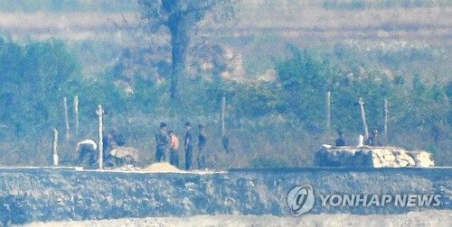 해안 철책 작업하는 북한 군인들