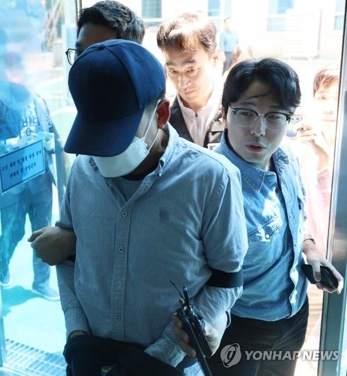 '외도 의심' 여친 살해 50대 영장심사 출석